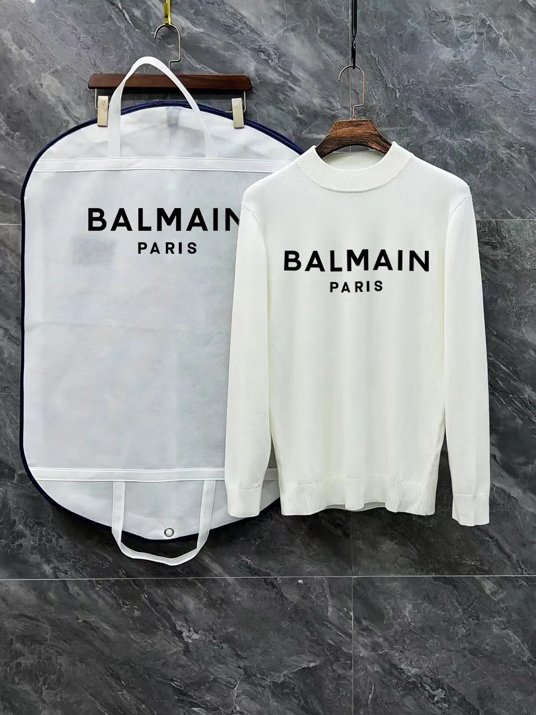 Balmain Balmain 🆕Complete 3 standards Premium printed turtleneck sweater Premium wool blended sweater Premium customized series for men and women Affiliated to the brand's Premium main line Patented top yarn blend Interprets conventional styles with innovation The configuration of the fabric is subversive The details are remarkable The most anticipated sweater in winter Full of sense of luxury The brand is designated by Zhejiang and factory flows out Super cost-effective Meri wool yarn quality is excellent It feels super soft, delicate, soft, non-pilling and does not deform. It is available at all major counters at the same time. It is a must-have product every year. The product seems simple, the workmanship is extremely complicated, and the upper body is not picky. The upper body is extremely skin-friendly and comfortable. It can be worn close to the body with an outer jacket or as an outer layer. Color: Black White Sizes: M L XL 2XL 3XL